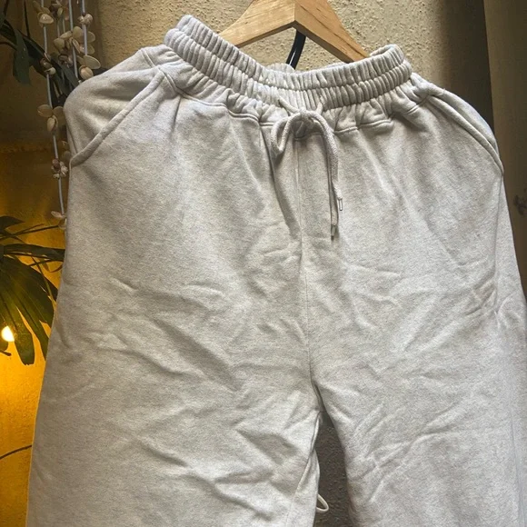 Woman’s Cinch Bottom Sweatpants. Size -M-L - Picture 5 of 16